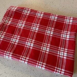 Tahari 60 " x 84 " Christmas Tablecloth